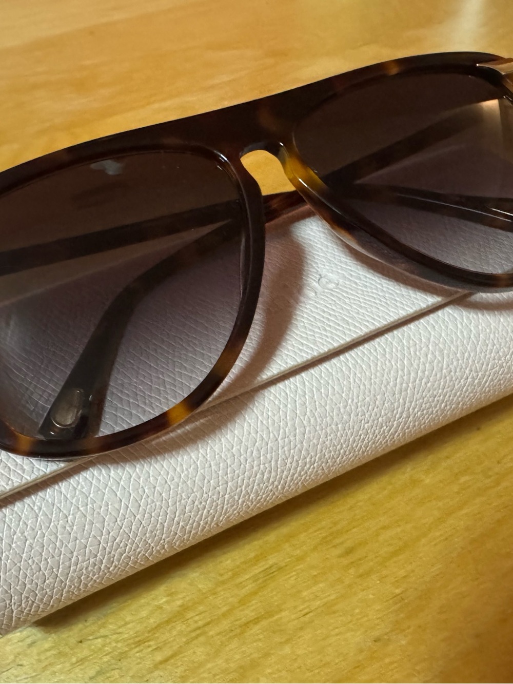 PRE-OWNED Chloé Women's CHO104S sunglasses. Made in Italy